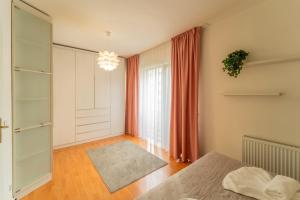 Postel nebo postele na pokoji v ubytování Cozy Semi-Central apartment with free parking and workspace