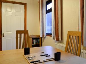 AbergynolwynにあるHoot Houseの木製のテーブルのある部屋