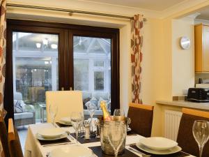 AbergynolwynにあるHoot Houseのダイニングルーム(テーブル、皿、グラス付)