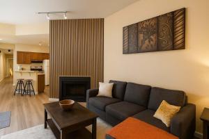 ein Wohnzimmer mit Couch und Kamin in der Unterkunft Bright Soulard Loft-King-Queen 2 Baths Parking in Soulard