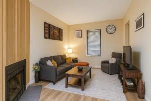 ein Wohnzimmer mit Couch und Kamin in der Unterkunft Bright Soulard Loft-King-Queen 2 Baths Parking in Soulard