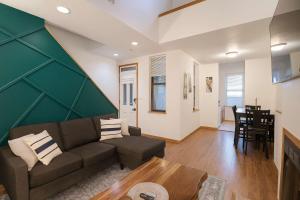 Posezení v ubytování Soulard River-View Loft - 2 King BR - Parking