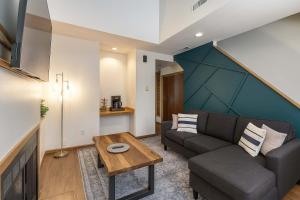 Posezení v ubytování Soulard River-View Loft - 2 King BR - Parking