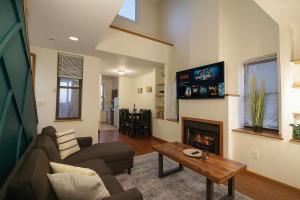 TV a/nebo společenská místnost v ubytování Soulard River-View Loft - 2 King BR - Parking + 14 fotografií