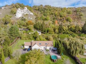 - une vue aérienne sur une maison avec une montagne dans l'établissement Maison bonheur proche GIVERNY et top pour télétravail, à Haute-Isle