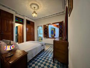 Postel nebo postele na pokoji v ubytování Fès Riad Scalia Traditional Guesthouse Morocco + 215 fotografií