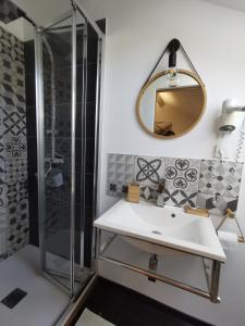 a bathroom with a sink and a shower at Chambre d'hôtes casa di l'apa in Venaco