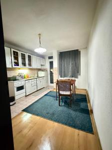 Η κουζίνα ή μικρή κουζίνα στο MiddleHome Travnik