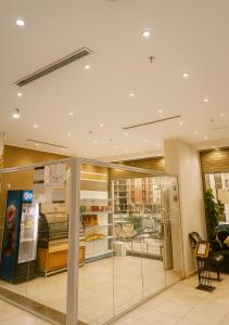 a lobby of a building with a store at فندق رفاق مكة in Makkah