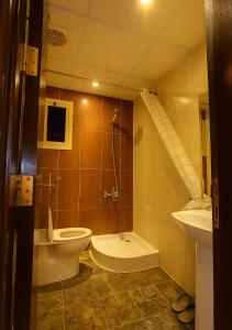 a bathroom with a toilet and a sink at فندق رفاق مكة in Makkah