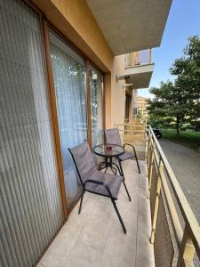 Balkón nebo terasa v ubytování Cozy Semi-Central apartment with free parking and workspace