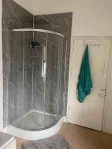a bathroom with a shower with a glass door at Modern Double Rooms Near Stoke City Centre and Staffordshire Uni in Stoke on Trent