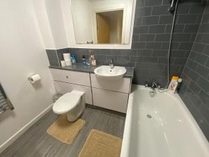 Ένα μπάνιο στο Three Bed Flat on Shakespeare St Sleeps up to 6 +31 φωτογραφίες