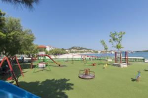 ein Park mit Spielplatz und Strand in der Unterkunft Apartments Emil in Murter