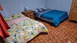1 dormitorio con 2 camas contiguas en Cabañas La Catarata, en Higueronal
