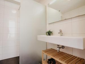 un baño con lavabo y espejo en Apartment in Netherlands near Amsterdam, en Uitgeest 29 fotos más