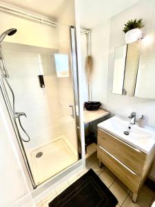 Koupelna v ubytování Le Logis Cantilien Lamorlaye-Chantilly