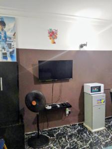 TV a/nebo společenská místnost v ubytování Short Let Apartments in Lagos Business School Lekki Ajah + 21 fotografií