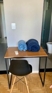 Apt recém reformado في فوز دو إيغواسو: طاولة عليها وسادتان زرقاوتان وكرسي