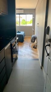 Apt recém reformado في فوز دو إيغواسو: مطبخ مطل على غرفه