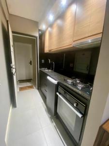 Apt recém reformado في فوز دو إيغواسو: مطبخ مع موقد وطاولة عمل