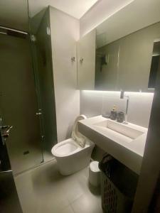 Apt recém reformado في فوز دو إيغواسو: حمام مع مرحاض ودش ومغسلة