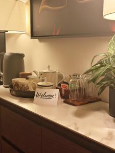 マックルズフィールドにあるPrivate King Room - Near AZ and Train Linksのたくさんのキッチン用品が置かれたカウンタートップ