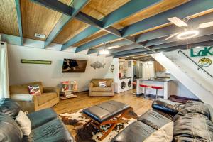 Una sala de estar llena de muebles y una escalera. en Dock and Bar A-Frame Retreat on Cedar Creek Lake!, en Tool
