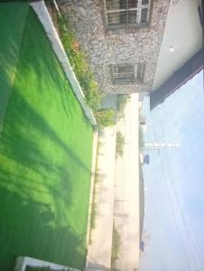 an overhead view of a tennis court with a green wall at Pousada Pedra da Caveira in Florianópolis