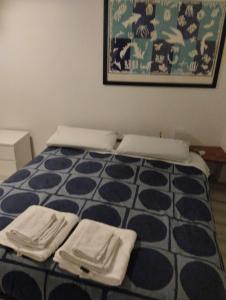 une chambre avec un lit avec deux serviettes dessus dans l'établissement Sondrio civico 12, à Sondrio