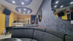 a living room with a couch and a mirror at Apartman A1-1 in Valjevo