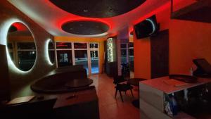 ヴァリェヴォにあるApartman A1-1のリビングルーム(天井に赤い照明付)
