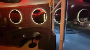 ヴァリェヴォにあるApartman A1-1の円形の窓とスツールが置かれたバスルーム