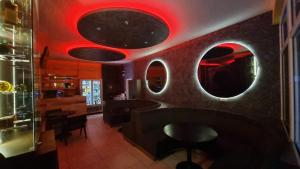 ヴァリェヴォにあるApartman A1-1のリビングルーム(ソファ、円形鏡2つ付)