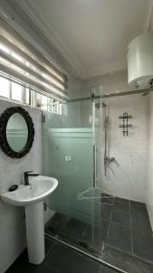 Ένα μπάνιο στο The DomeApp Apartment