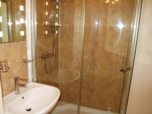 un bagno con doccia e lavandino di Royal Views a Keswick Altre 2 foto