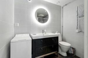 Koupelna v ubytování Embrace The Island Life And Natural Wilderness + 17 fotografií