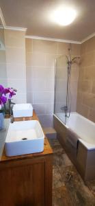 une salle de bains avec lavabo et baignoire dans l'établissement Private Room in Light, spacious flat, next to Broadway Market, E8, à Londres