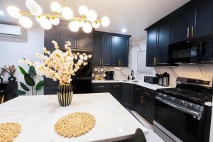 Η κουζίνα ή μικρή κουζίνα στο Luxury 2-Bedroom Brooklyn stay Free Parking & Laundry on-site
