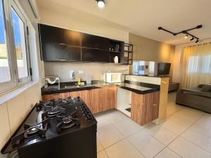 eine Küche mit einem Kochfeld im Zimmer in der Unterkunft Casa com 2 suites em condomínio no Frances in Marechal Deodoro