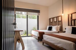 Una habitación de hotel con dos camas y una ventana. en 4BDR Luxury Villa 2 Private Pools 10 min Beach & Zamna, en Tulum 31 fotos más