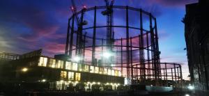 des montagnes russes devant un bâtiment la nuit dans l'établissement Private Room in Light, spacious flat, next to Broadway Market, E8, à Londres 1 autre photo