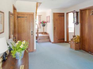 Un pasillo con puertas de madera y una mesa en Lookin How, en Dockray