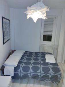 une chambre avec un lit et un lustre dans l'établissement Sondrio civico 12, à Sondrio