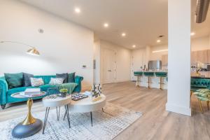 un salon avec un canapé et une table dans l'établissement Emerald Escape, Free Parking, 2 Bath, Sleeps 8 Near American Dream and The Airport, King Bed and 2 Queen Beds, Washer and Dryer, à Orange