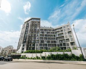 アクラにあるThe Haven-Loxwood Luxury 2-Bed with Rooftop Poolの前に車が駐車されている背の高い白い建物