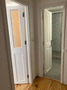 een open deur in een kamer met een spiegel bij Melro-d' água in Manteigas +35 foto's