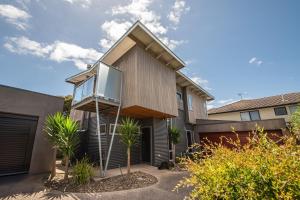 a house with a large window on the side of it at Summer Lane by Property Mums in Rye