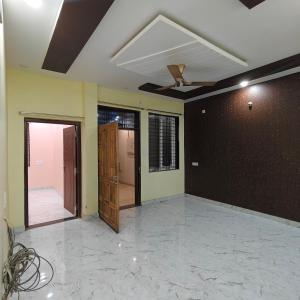 贾巴尔普尔Aditya guest house的一间空房间,有门和天花板