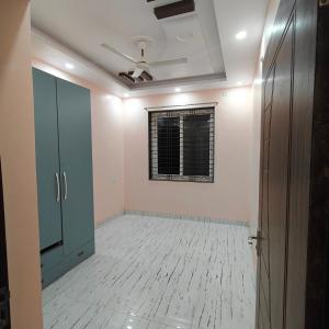 贾巴尔普尔Aditya guest house的空房设有吊扇和窗户